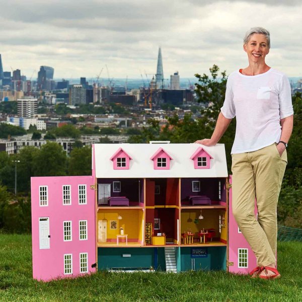 bee_hotel_sj_03  © Licensed to simonjacobs.com. 20.06.16 London, UK.Kate Hallaran from Taylor's of Harrogate with a specially commissioned Bee HotelFREE PRESS, EDITORIAL AND PR USAGE.Photo credit: Simon Jacobs